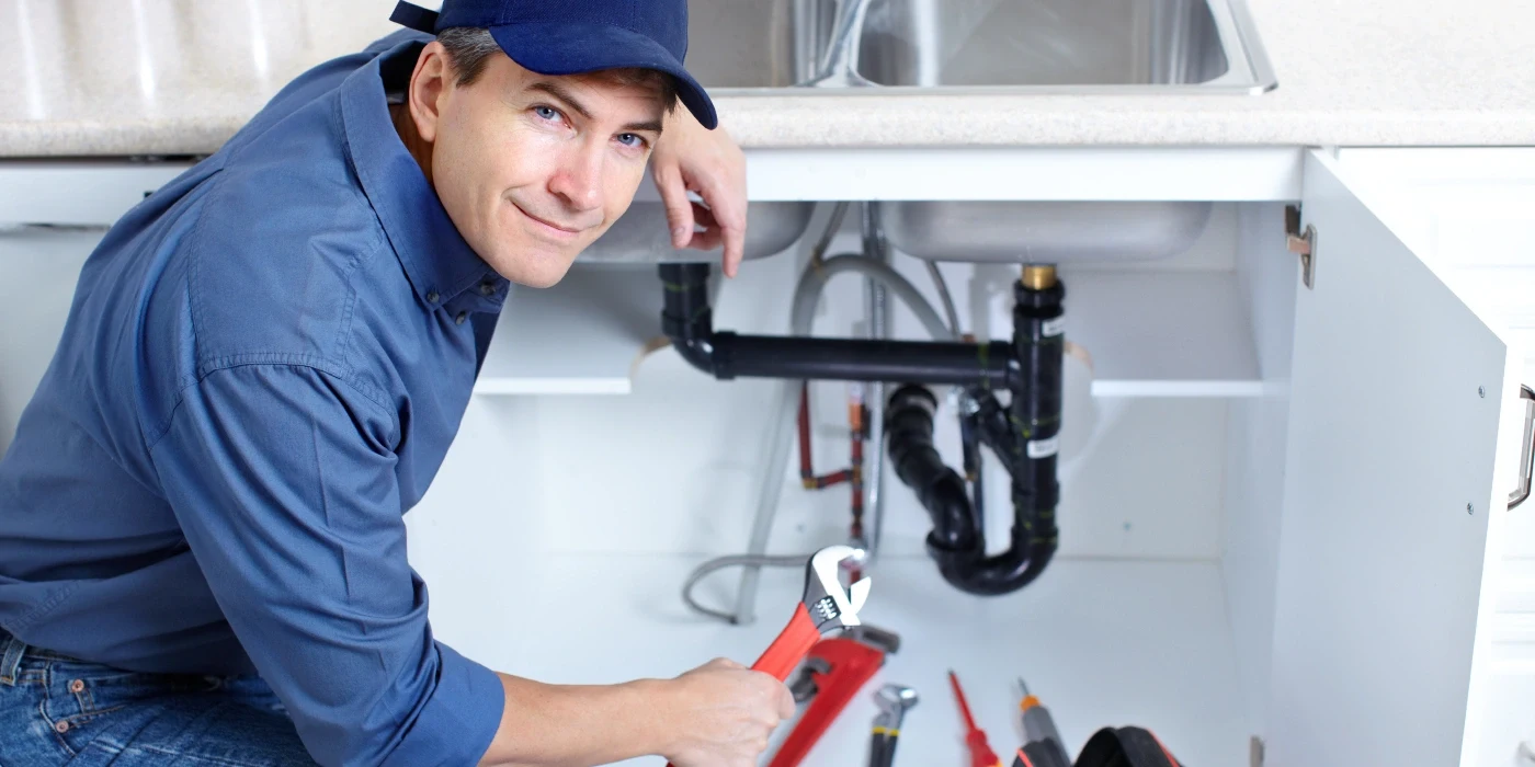 a plumber technician with a tool belt from TMK Plumber Austin in Austin, TX - Slab leak detection a plumber technician with a tool belt from TMK Plumber Austin in Austin, TX - Slab leak detection